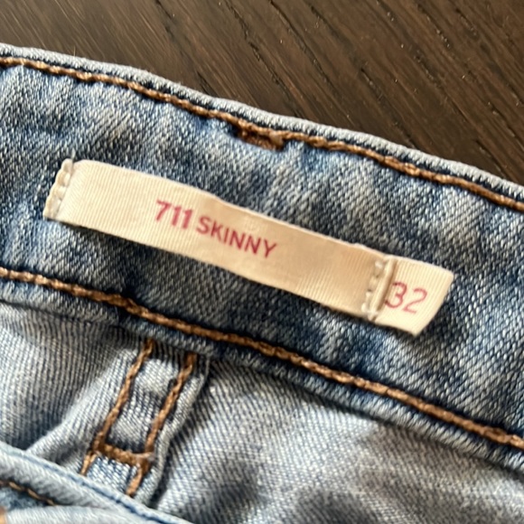 Levi’s woman’s skinny ripped jeans size 32 (711 skinny) - Picture 4 of 4